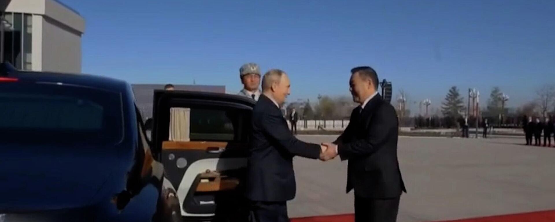 Прибытие президента России Владимира Путина в резиденцию Ынтымак Ордо - Sputnik Литва, 1920, 26.11.2025