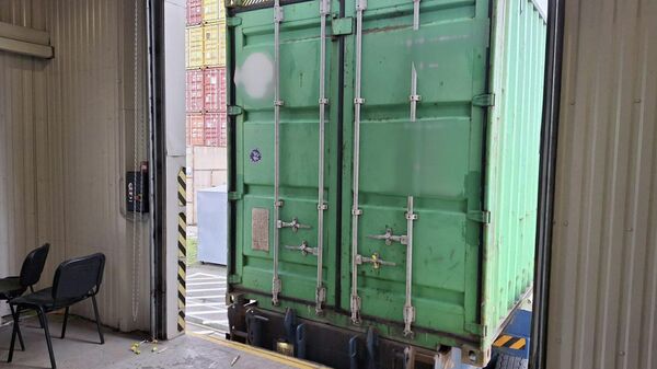 Контрабанда сигарет в морском контейнере - Sputnik Литва