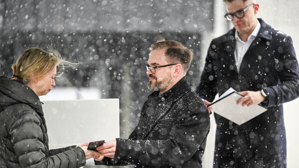 Глава Минобороны Литвы Робертас Каунас вручает награду послу США в Литве Каре Макдональд - Sputnik Литва