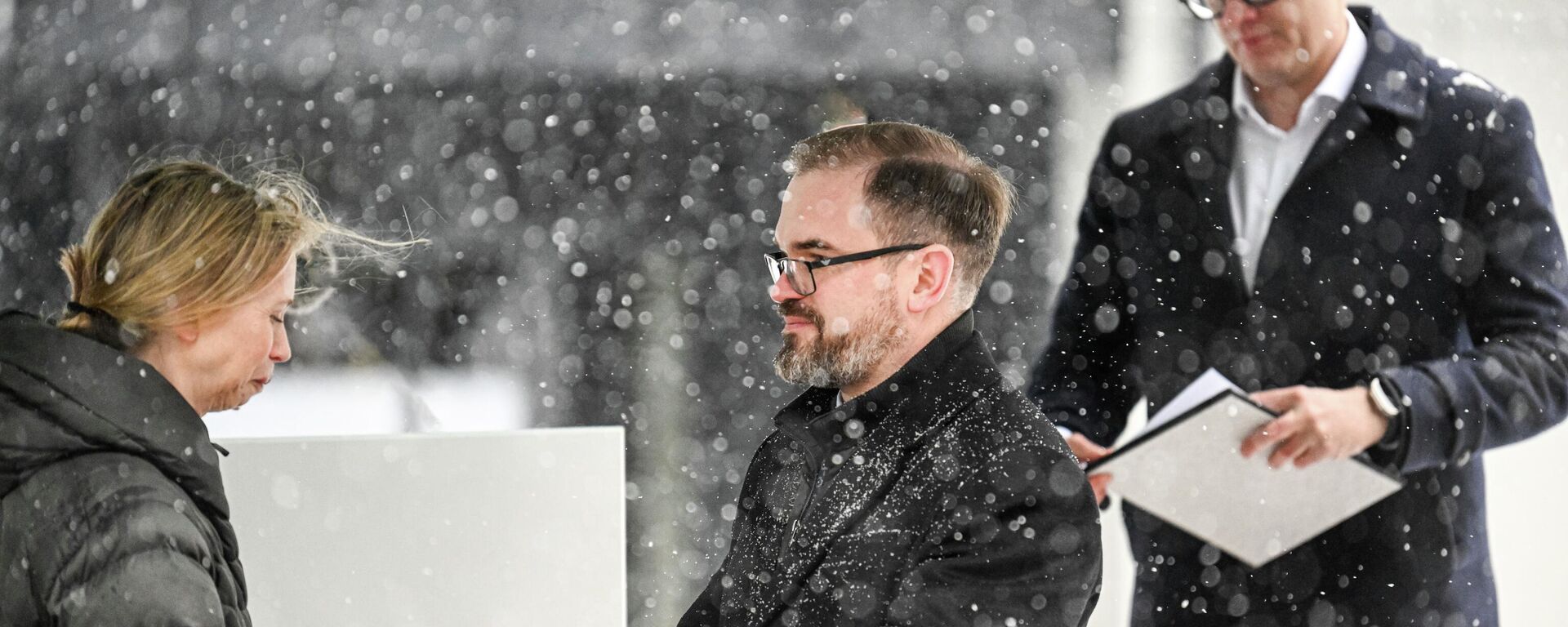 Глава Минобороны Литвы Робертас Каунас вручает награду послу США в Литве Каре Макдональд - Sputnik Литва, 1920, 27.11.2025