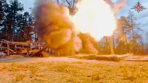 Расчет 152-мм орудия Гиацинт-Б ВС РФ уничтожил пункт управления беспилотниками вместе с личным составом ВСУ  - Sputnik Литва