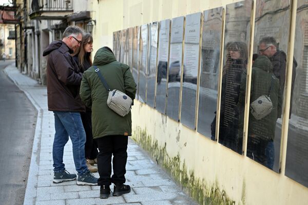 На фото: туристы рассматривают таблички с Конституцией Ужуписа. - Sputnik Литва