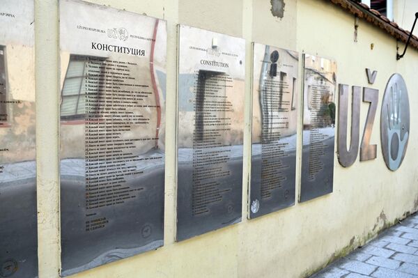 На одной из улиц расположены металлические таблички с Конституцией самопровозглашенной &quot;Республики Ужупис&quot;. Манифест переведен более чем на 50 языков мира, в том числе на русский. - Sputnik Литва