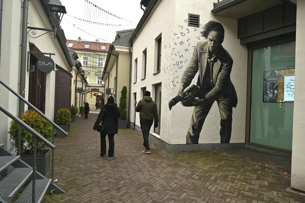 На фото: люди прогуливаются по улицам Ужуписа. - Sputnik Литва