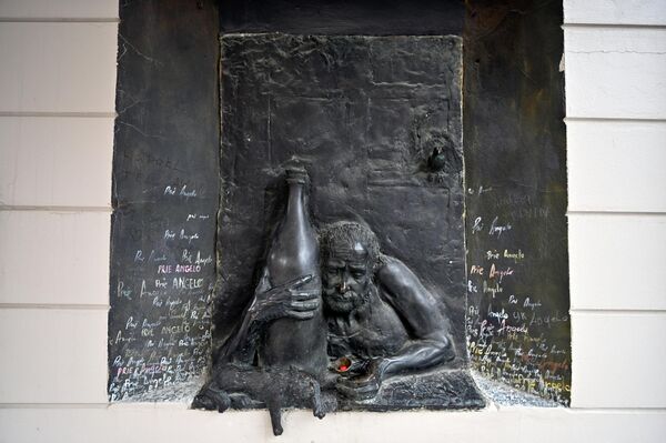 Гости столицы Литвы стараются обязательно посетить этот особенный район Вильнюса, пропитанное идеями постмодернизма. На фасадах зданий все больше появляется уникальных художественных изображений, во дворах появляются новые скульптуры и выставки. - Sputnik Литва