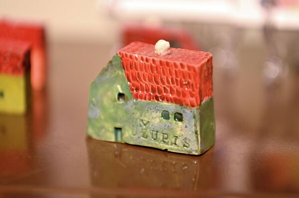 В одной из частей Ужуписа можно встретить деревянные дома и сады. Они напоминают о том, что именно так выглядели первые дома в Ужуписе. - Sputnik Литва