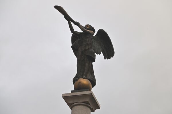 Ангел считается одним из главных символов Ужуписа. Монумент был установлен на колонне высотой 8,5 метра. - Sputnik Литва