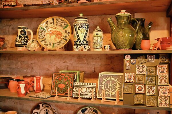 Используя средневековые инструменты, мастера гончарной мастерской воссоздают керамические изделия по материалам археологических раскопок. - Sputnik Литва