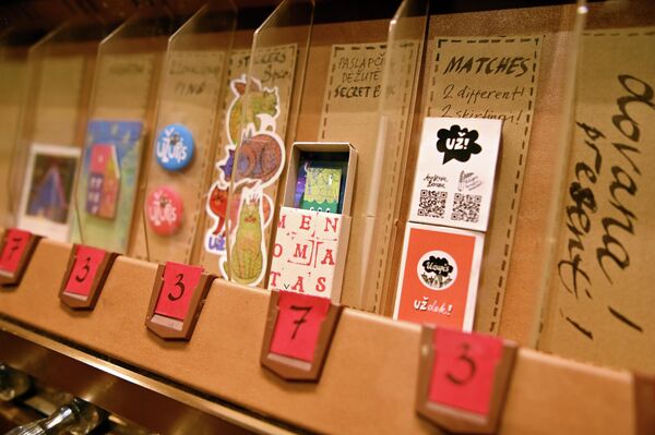 В меномате можно приобрести уникальный художественный объект ручной работы размером не больше пачки сигарет. - Sputnik Литва