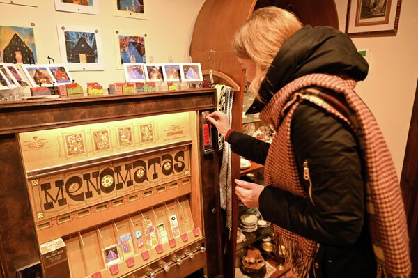 Menomatas — это автомат, переделанный из старого американского сигаретного автомата. - Sputnik Литва