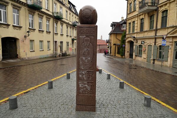 На фото: памятник поэту, драматургу, переводчику Сигитасу Гяде в Ужуписе. - Sputnik Литва