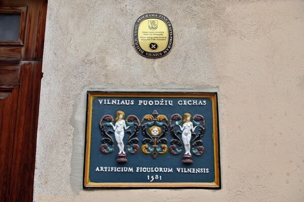 В Ужуписе можно заглянуть в гончарную мастерскую, где в небольшой керамической студии возрождается старинное ремесло. - Sputnik Литва