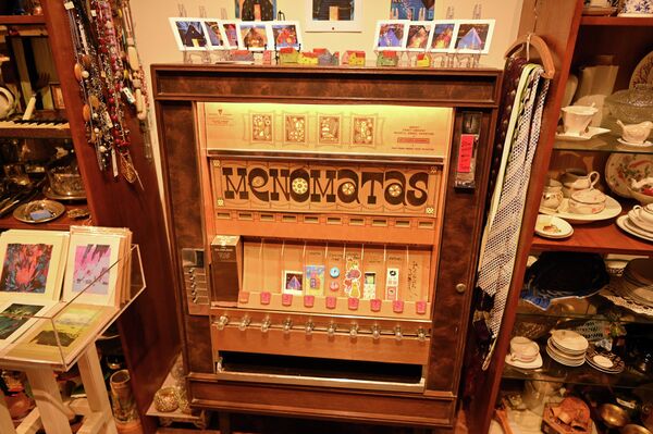 В ноябре этого года в Ужуписе появился первый в Литве автомат для торговли небольшими произведениями искусства — Menomatas (&quot;menas&quot; в переводе с литовского — искусство). - Sputnik Литва