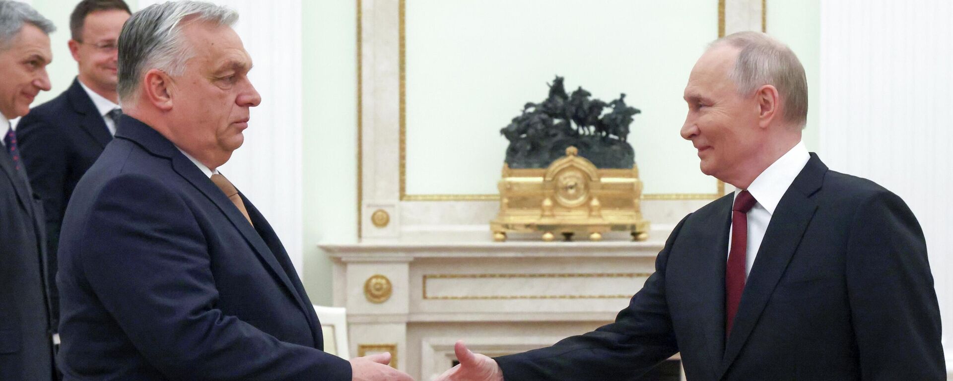 Президент России Владимир Путин и премьер-министр Венгрии Виктор Орбан - Sputnik Литва, 1920, 29.11.2025