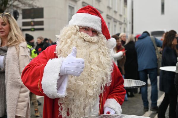Дети на ярмарке смогли встретиться с Санта-Клаусом. - Sputnik Литва