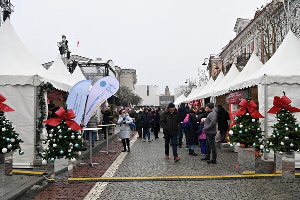 На Ратушной площади в литовской столице прошла традиционная Рождественская благотворительная ярмарка. - Sputnik Литва