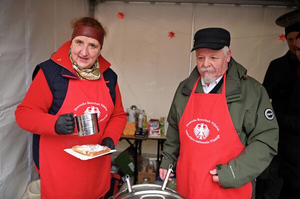 Гостей ярмарки угощали разными национальными блюдами.  - Sputnik Литва