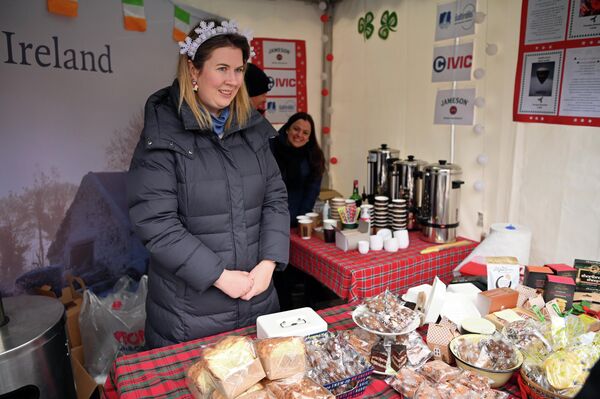 Посол Ирландии в Литве Сидна МакХаг сама приняла участие в раздаче национальных угощений. - Sputnik Литва