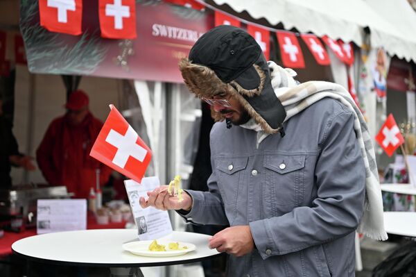Часть палаток расположилась на Ратушной площади, еще часть – внутри Центра современного искусства.  - Sputnik Литва