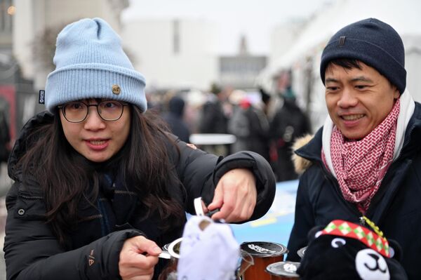 На фото: посетители Международной рождественской благотворительной ярмарки в Вильнюсе.  - Sputnik Литва