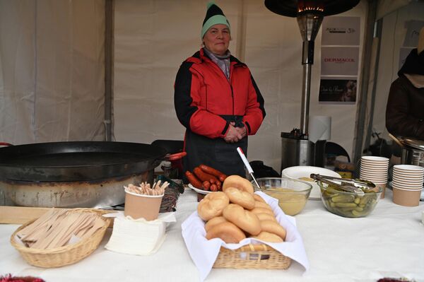 На фото: угощения для посетителей Международной рождественской благотворительной ярмарки в Вильнюсе. - Sputnik Литва