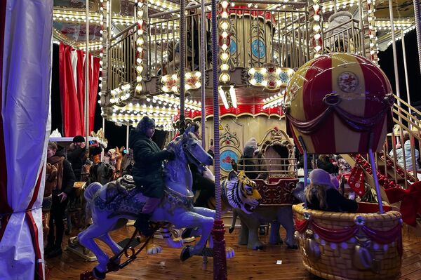 Новинка этого года — двухэтажная карусель на Кафедральной площади возле елки. - Sputnik Литва