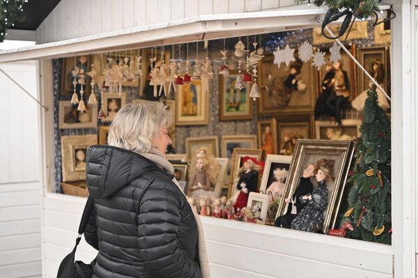 На фото: продажа сувениров в Рождественском городке в Вильнюсе. - Sputnik Литва