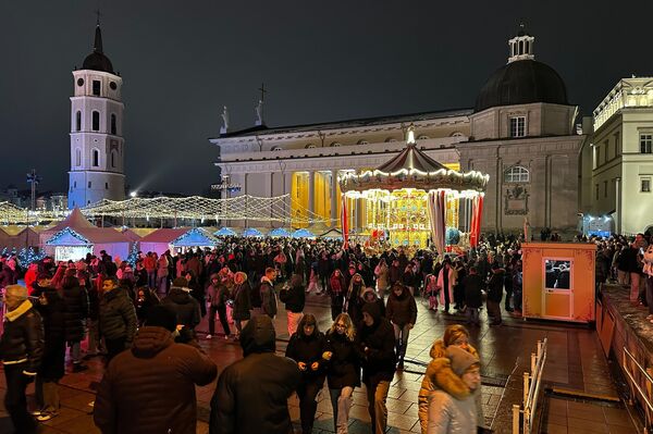На Кафедральной площади вечером 29 ноября состоялся праздник, посвященный зажжению рождественской елки. - Sputnik Литва