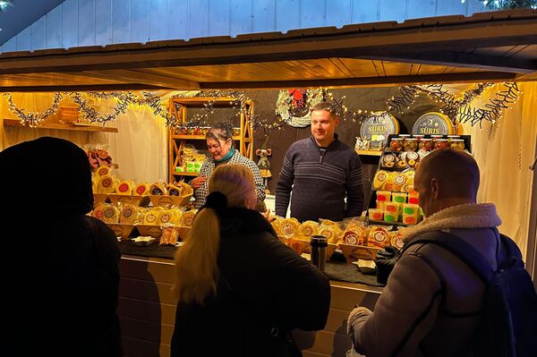 На фото: посетители Рождественского городка. - Sputnik Литва