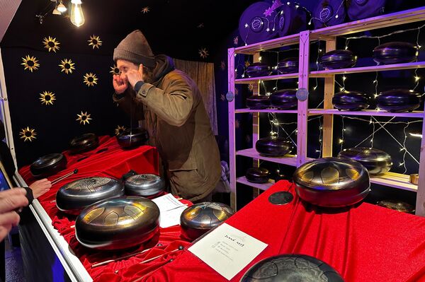 Жители и гости Вильнюса могут приобрести на ярмарке различные праздничные сувениры, а также согреться горячим чаем, кофе или шоколадом. - Sputnik Литва