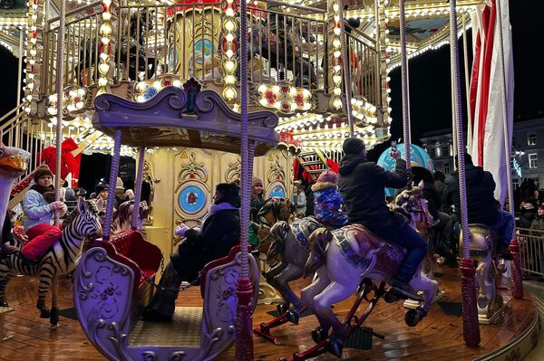 Аттракцион высотой в десять метров сделан в сказочном стиле с красочными фигурками. - Sputnik Литва