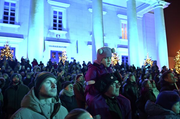 Традиционно у елки состоялся концерт. На нем выступили известные музыкальные исполнители страны. - Sputnik Литва