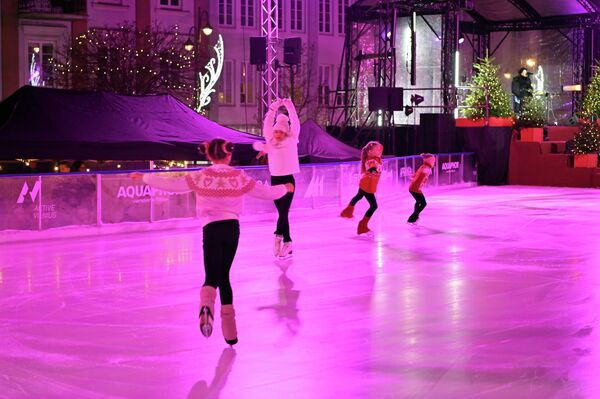 Праздничный вечер объединил в себе музыку, выступления пяти школ фигурного катания, воздушную акробатику и уникальные световые решения, одновременно раскрасив и лед, и здание Ратуши в яркие зимние цвета. - Sputnik Литва