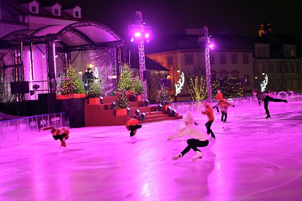 В этом году впервые были установлена трибуна для зрителей в форме амфитеатра. На ней также будет удобно ждать своей очереди для посещения сеанса катания на коньках. - Sputnik Литва