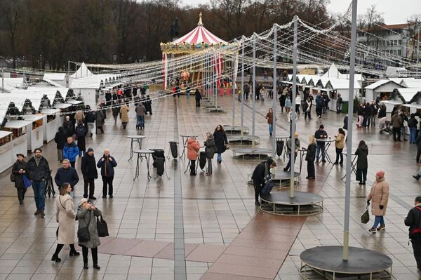 Для жителей и гостей Вильнюса приготовлены и другие мероприятия — можно покататься на рождественском поезде по улицам старого города, поучаствовать в Рождественском забеге, встретить Новый год возле колокольни Кафедрального собора, где покажут 3D инсталляцию. Завершит сезон рождественских праздников театрализованное шествие Трех Королей. - Sputnik Литва