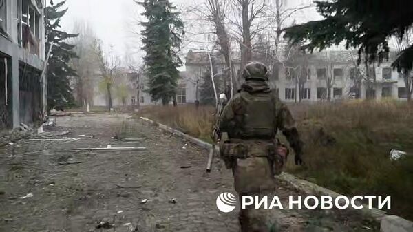 Российские военные развернули флаг России в освобожденном Красноармейске - Sputnik Литва