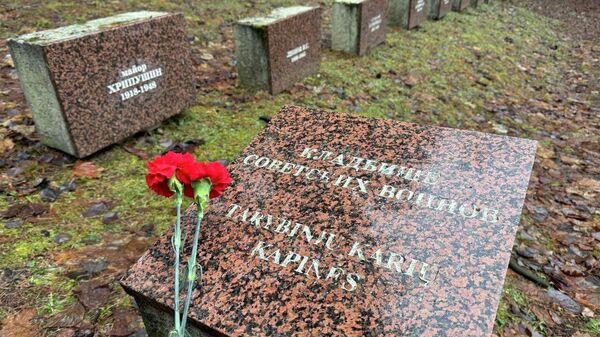 Сотрудники посольства РФ и Белоруссии в Литве возложили цветы на Антакальнисском кладбище Вильнюса  - Sputnik Литва