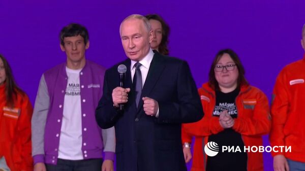 Это замечательный пример для всей страны. Путин о работе волонтеров - Sputnik Литва