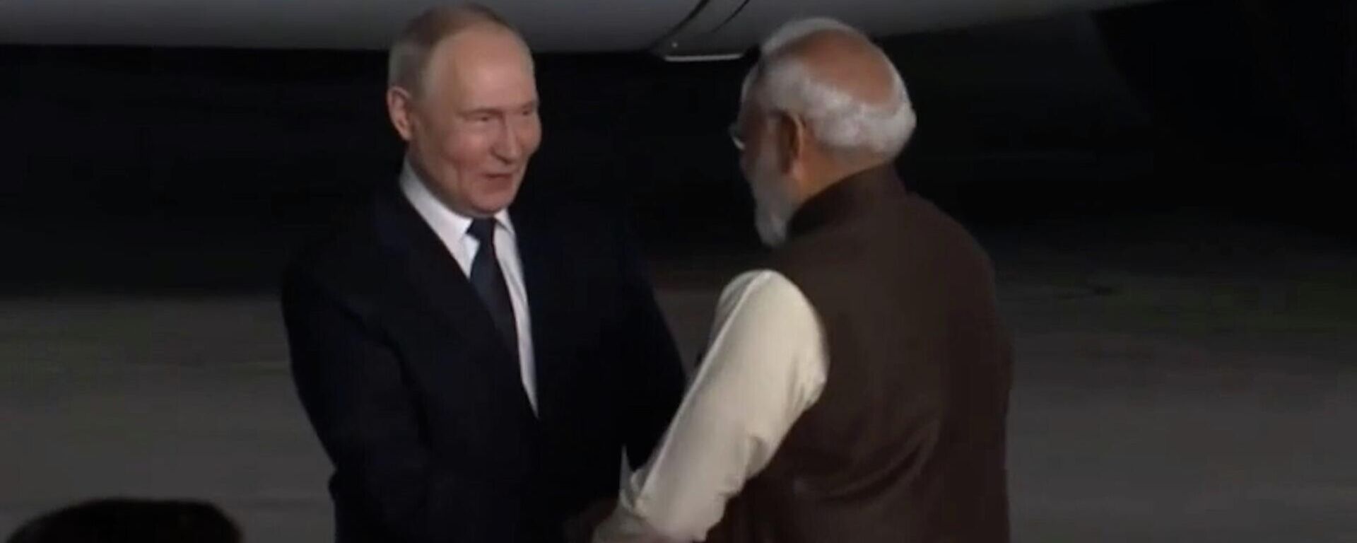 Встреча президента России Владимира Путина и премьер-министр Индии Нарендры Моди в аэропорту - Sputnik Литва, 1920, 04.12.2025