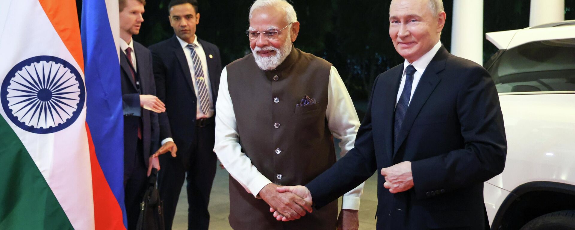 Президент РФ Владимир Путин и премьер-министр Индии Нарендра Моди (в центре)  - Sputnik Литва, 1920, 04.12.2025