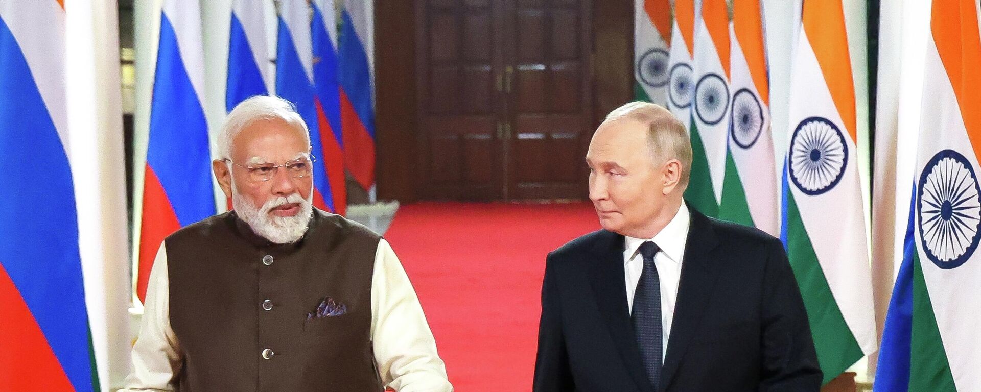 Президент РФ Владимир Путин и премьер-министр Индии Нарендра Моди - Sputnik Литва, 1920, 05.12.2025