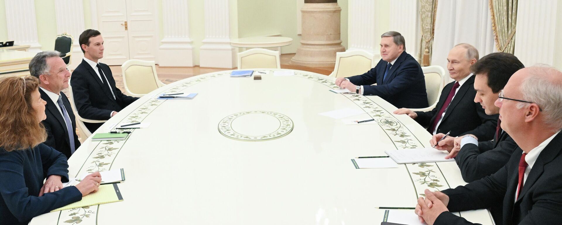 Встреча президента России Владимира Путина со спецпосланником президента США Стивеном Уиткоффом - Sputnik Литва, 1920, 06.12.2025