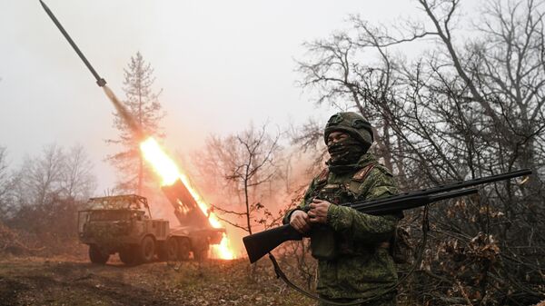 Боевая работа расчета РСЗО Ураган ВС РФ в зоне СВО - Sputnik Литва