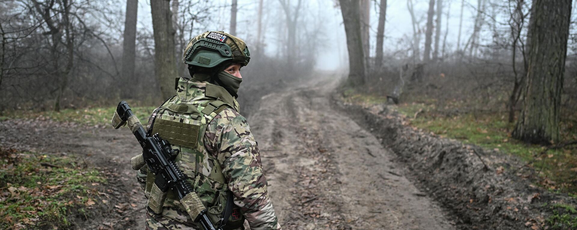Военнослужащий ВС РФ в зоне СВО, архивное фото - Sputnik Литва, 1920, 08.12.2025