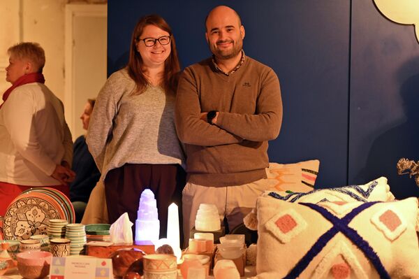 Рождественская ярмарка мигрантов в очередной раз подтвердила, что Литва является домом для большого сообщества талантливых иностранцев, члены которого стремятся делиться своим творчеством, традициями и историями. - Sputnik Литва