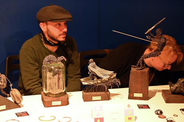 На фото: скульптор, дизайнер и поэт Юсеф Нураи из Ирана, который превращает переработанные материалы — медь, проволоку и различные случайно найденные предметы — в скульптуры и украшения. - Sputnik Литва