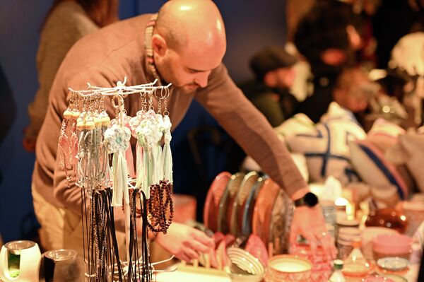 Посетители ярмарки могли открыть для себя красочное разнообразие культур, ремесел и вкусов — от марокканских ковров до филиппинских кексов, а также окунуться в атмосферу праздника. - Sputnik Литва