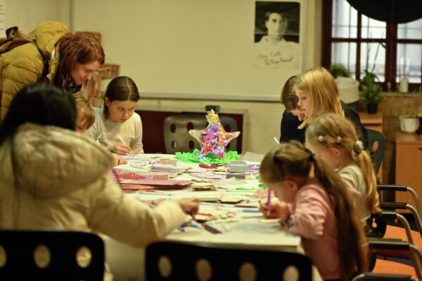 На ярмарке также проходили мастер-классы для детей, юные посетители могли сделать и забрать домой свою собственную рождественскую игрушку. - Sputnik Литва
