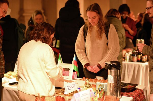 На фото: посетители Рождественской ярмарки мигрантов в Вильнюсе. - Sputnik Литва