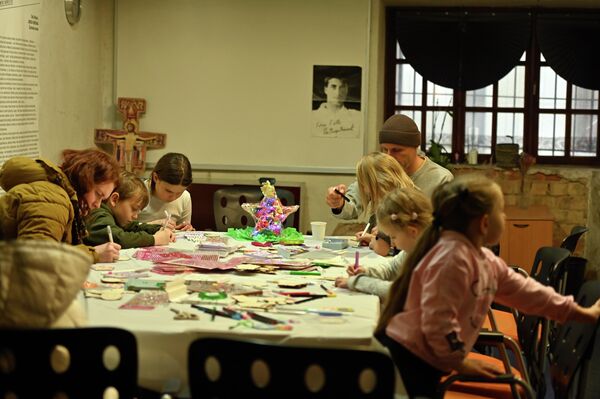 Мастер-классы по созданию игрушек заинтересовали не только детей, но и взрослых. - Sputnik Литва